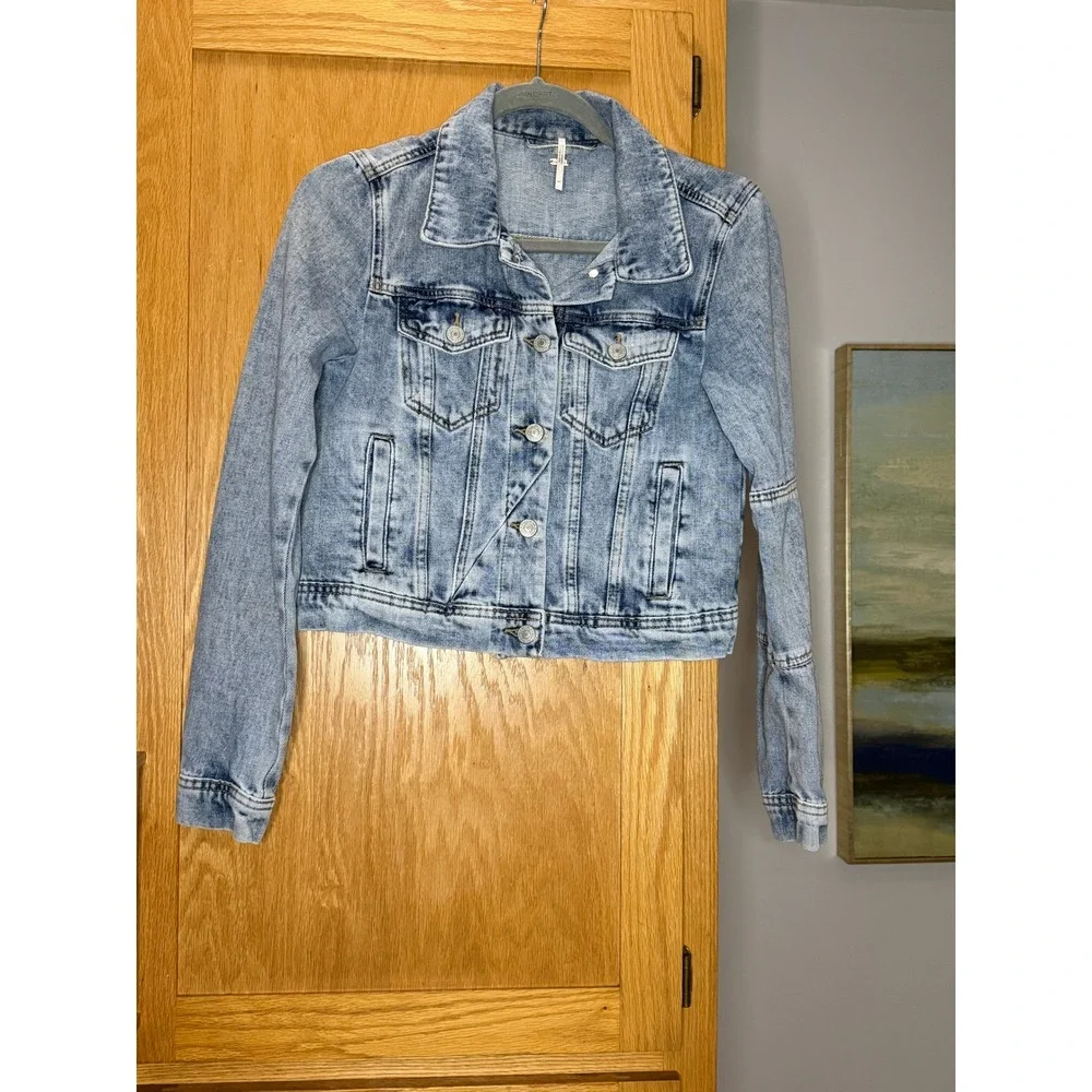 Free People Light Wash Cropped Denim Trucker Jacket XS Acid Wash Boho Edgy Layer